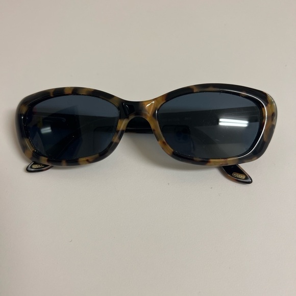Gucci Unisex Sunglasses. Flawless.
